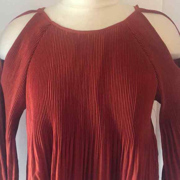 Do and Be pleated rust orange cold shoulder top Women’s Size S Small - Picture 2 of 5